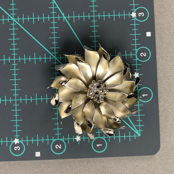 Vintage Coro Flower Brooch Brushed Silver Tone 3-D Chrysanthemum Mid Century Pin - Picture 6 of 6